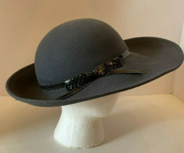 Topi bowler dengan bahan kulit yang mewah